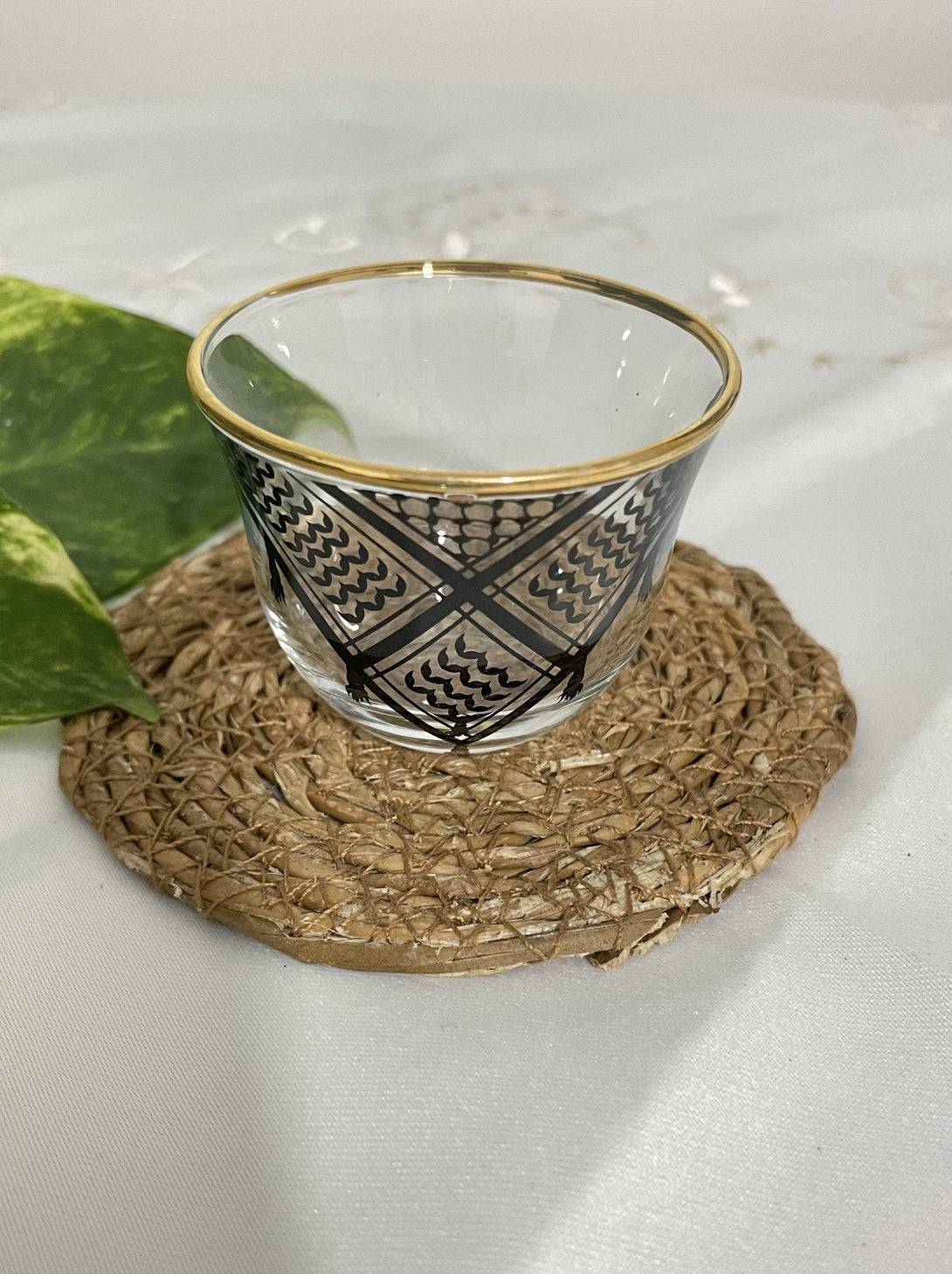 Savor the authenticity of Arabic coffee with this unique set of cups, embodying rich Palestinian heritage through the iconic Keffiyeh pattern. 