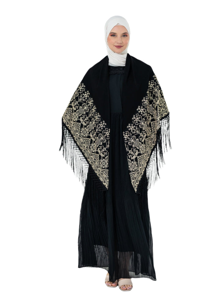 Shine with unique elegance with this luxurious shawl, which combines the splendor of classic black with the beauty of authentic Palestinian embroidery in radiant gold.