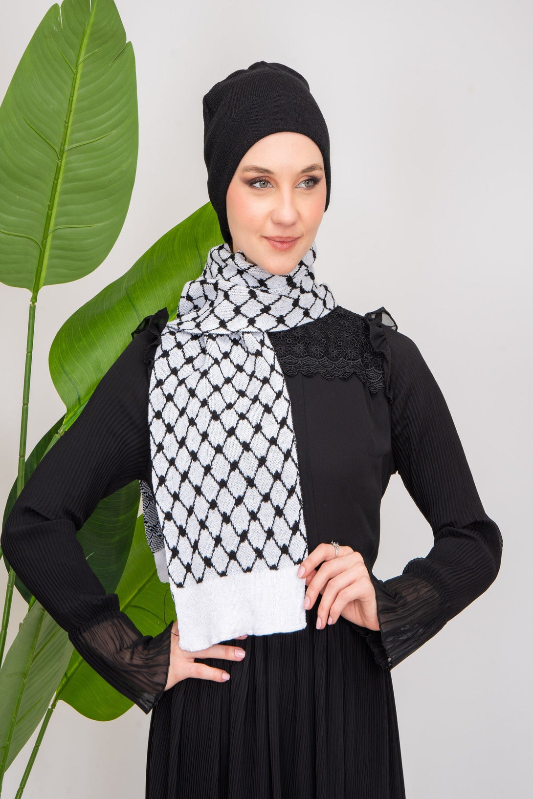 Zaytoon Gift Pushpa Winter knitted cap and scarf set with traditional embroidery pattern